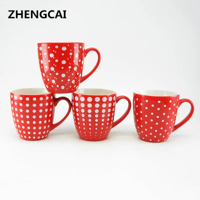 Tazza da caffè in ceramica smaltata di colore rosso con decalcomanie a pois